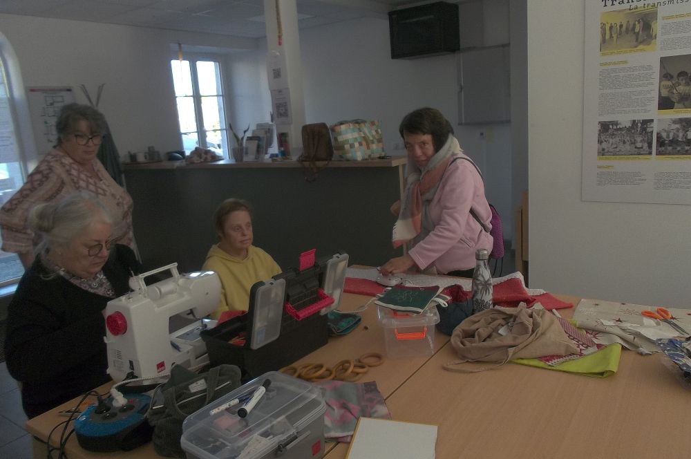 Créativité et engagement : rencontre avec les Couturières du Cœur
