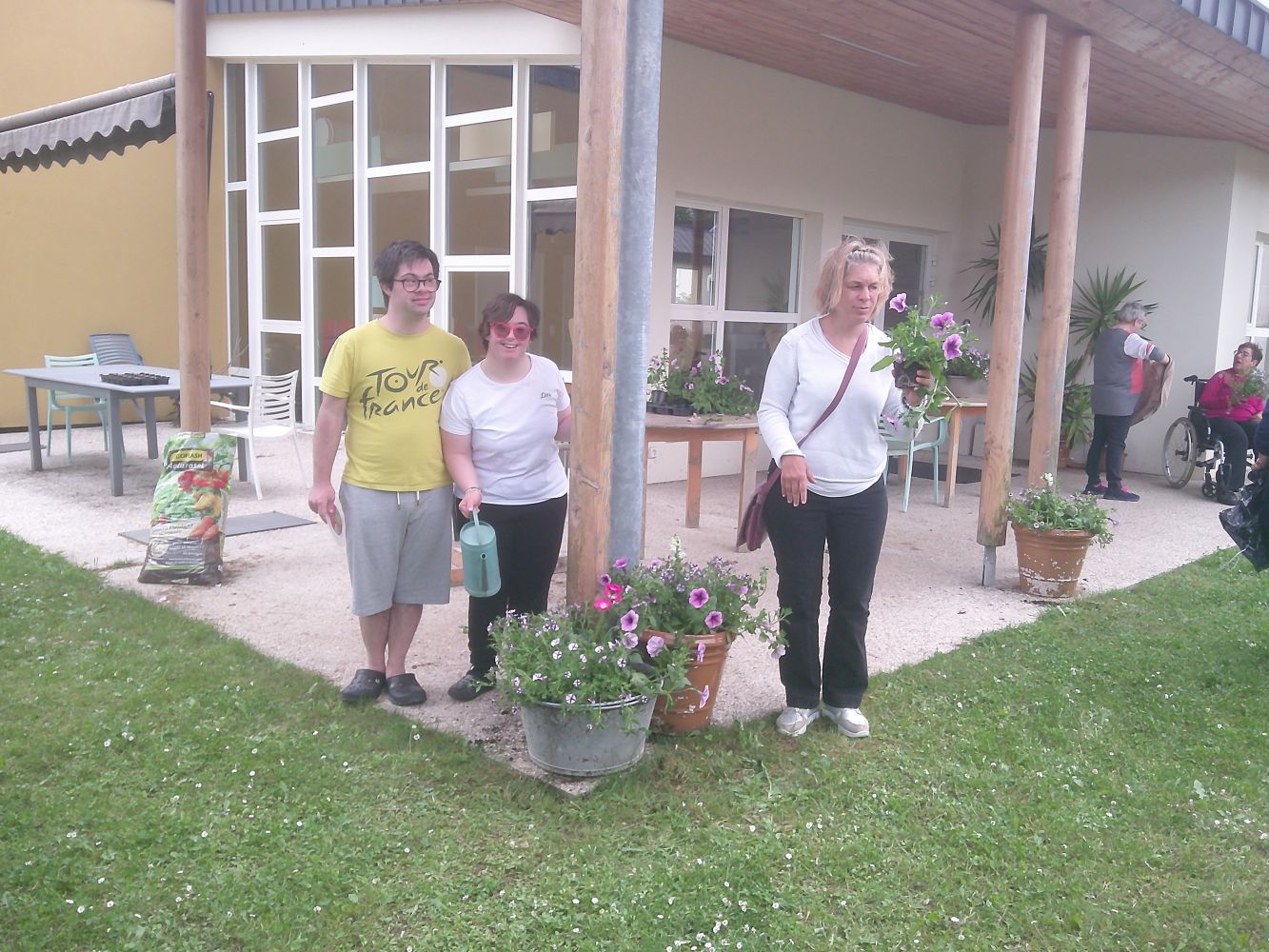 Fleurissement à la Maison Perce-Neige Pyrénées : un moment de partage et d'engagement