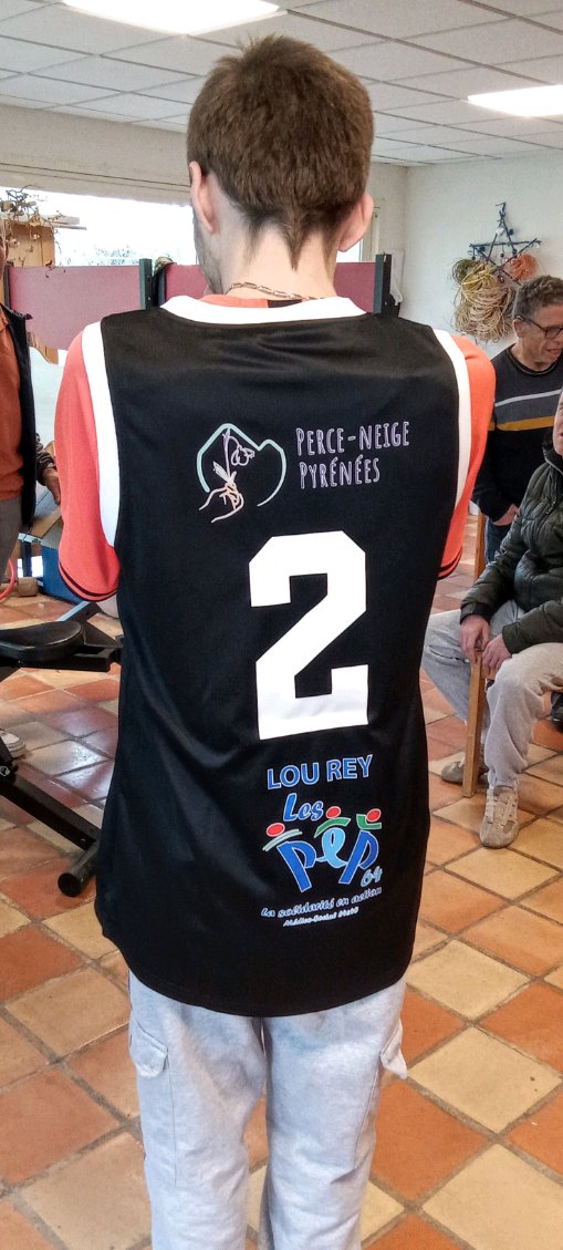 Un maillot, une équipe : l'unité au cœur de Perce-Neige Pyrénées et du foyer de vie "Lou Rey" de Sévignacq