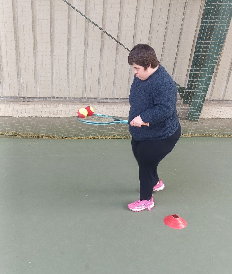 Sport adapté : quand Perce-Neige Pyrénées s’essaye au tennis